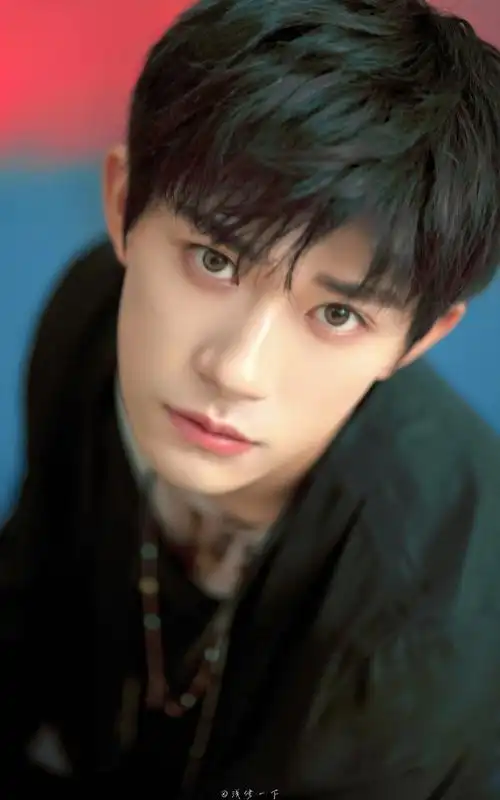 易烊千玺项链叠搭