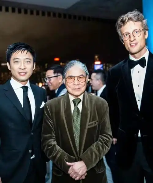 豪门大聚会霍启山穿西装跟美女合影甄子丹夫妇盛装打扮秀恩爱