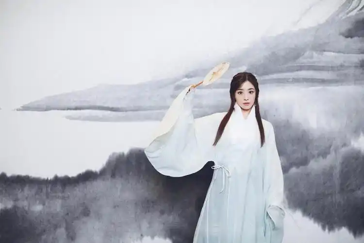 张含韵这套汉服造型非常可以了,好适合古装