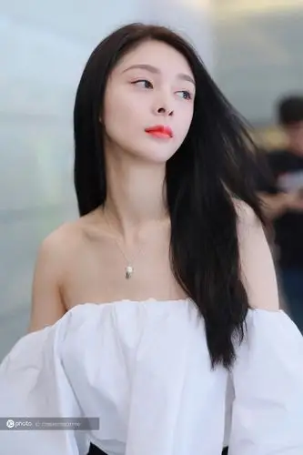 火箭少女101傅菁提前获赠七夕节表白玫瑰花满心欢心照镜子时刻保持