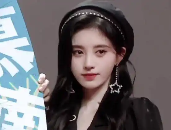 原创鞠婧祎现实中长什么样坐飞机被空姐认出来生图暴露出真实状态