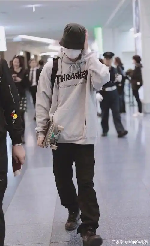 王一博机场全身照小合集,日常感叹酷盖身材比例,妥妥的小王子