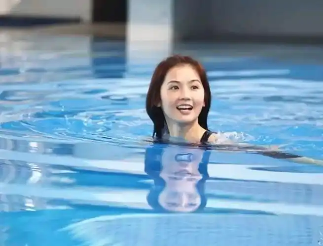 写美篇一,学游泳说难也难——许多人一辈子都没能学会游泳;但说容易