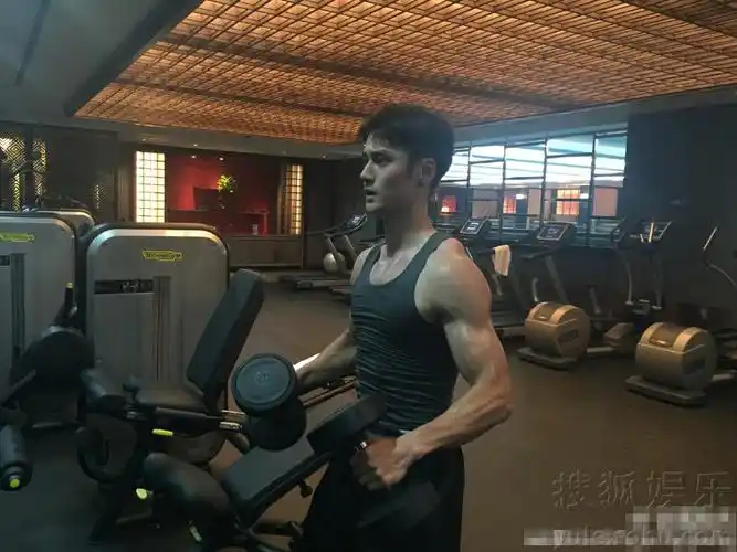 实力撩妹!蒋劲夫秀肌肉 爱运动的boy很迷人