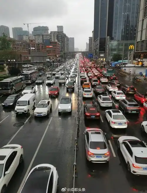 下雨 早高峰=成堵 你堵在哪里了? 图据网友