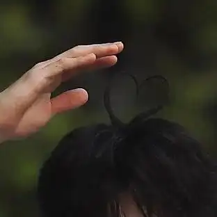 张嘉元用头发比心