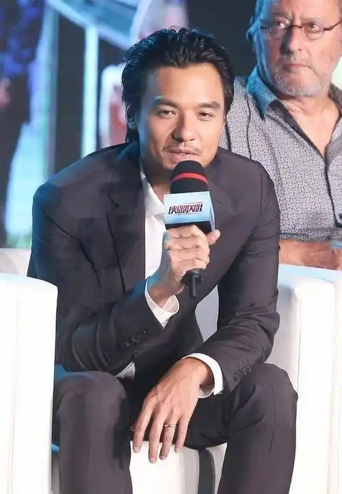 冯德伦这些年的变化挺大的,年轻时的颜值又帅又man,简直了!