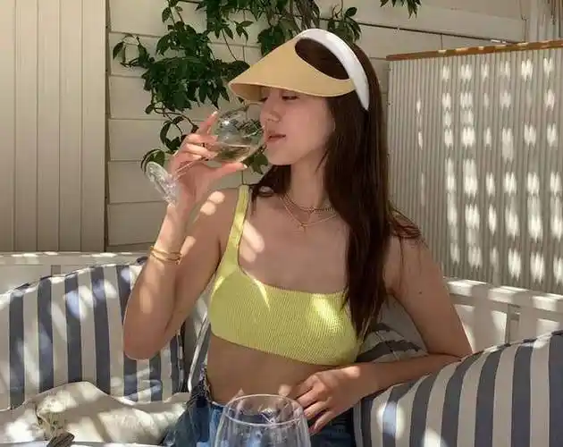 吴千语泳池靓照!