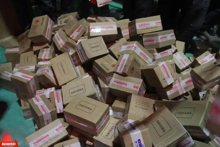 无主快递猫腻揭秘,网上当福袋10元包邮,网下称淘宝件遭村民围抢_包裹