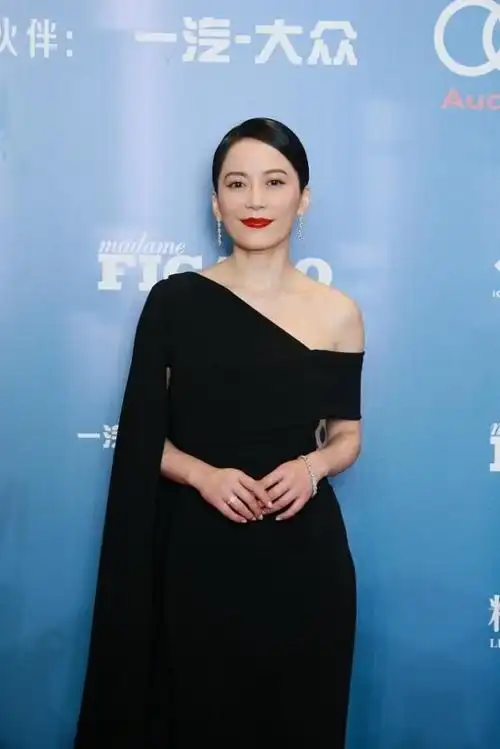 俞飞鸿身穿简约黑色礼服,身材高挑难掩气质,看起来优雅又大气