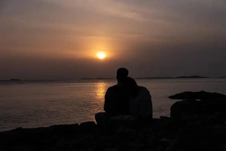 5月,夕阳下,靠在你的肩上,你不知道,越是在一起,就控制不住的想去索取