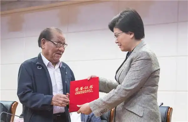 韩立明市长向慈善总会两任老会长——黄冰,程亚民颁发了"荣誉会长"