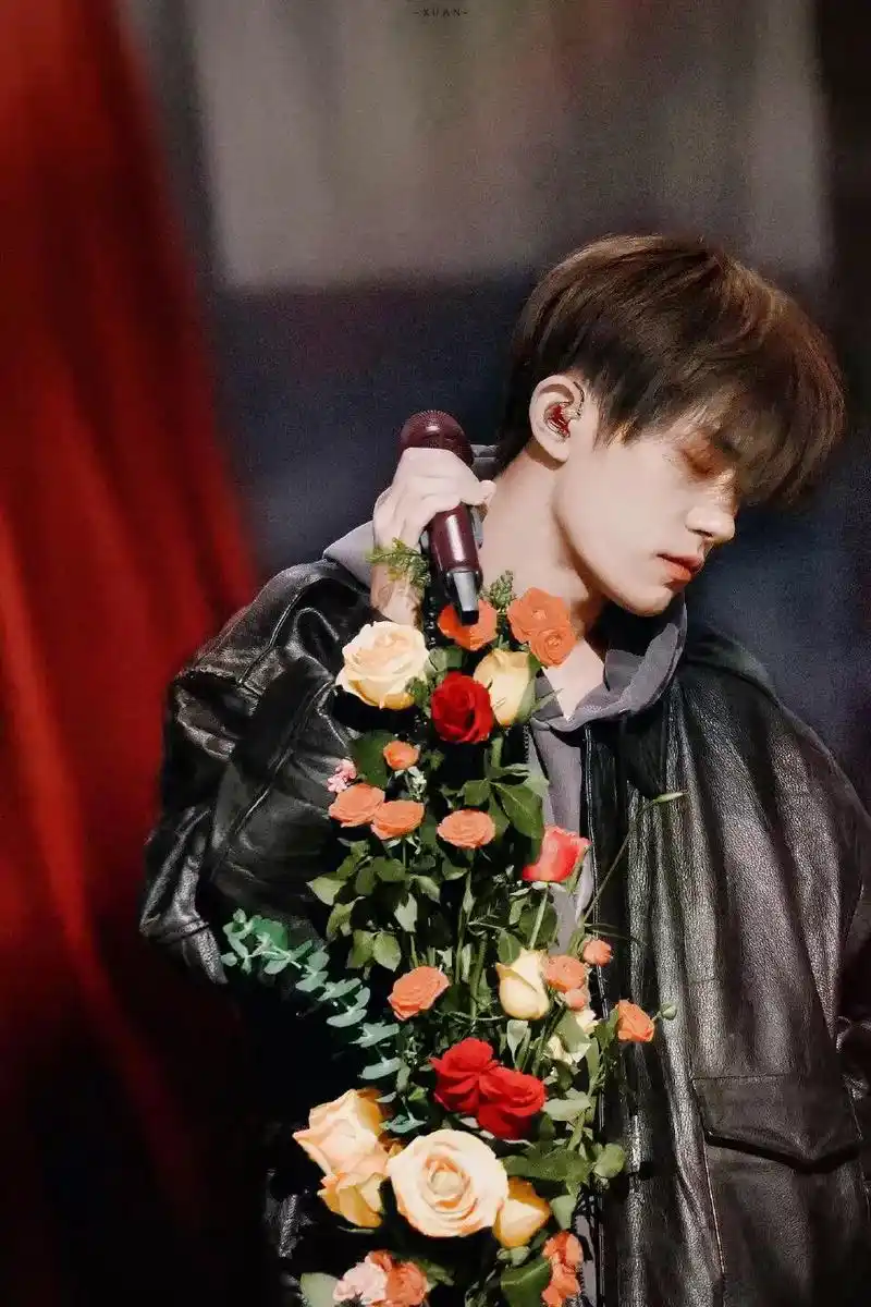 易烊千玺鲜花立麦 #立麦 #易烊千玺双十一狂欢夜彩排花絮  - 兑音