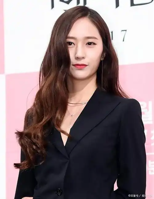 郑秀晶惊艳亮相釜山国际电影节,黑色亮片吊带裙成为焦点!