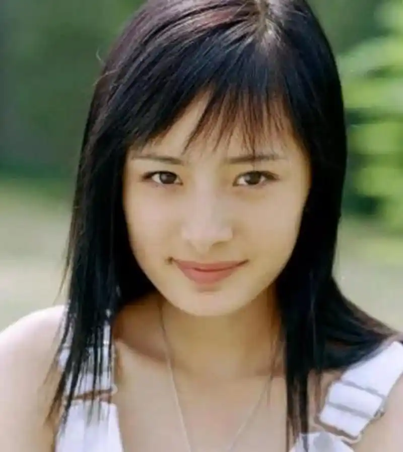 杨幂年轻时候的照片也很清纯,就是怎么长得和现在不一样了?