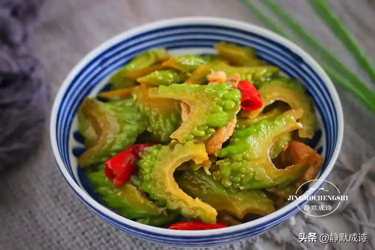 这才是炒苦瓜的正确做法,好吃又入味儿,这样做天天吃不够