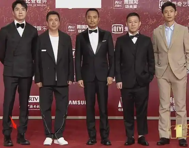 男星走红毯一样拼朱一龙鞋子搭配有玄机郑恺身高178还踩高跟