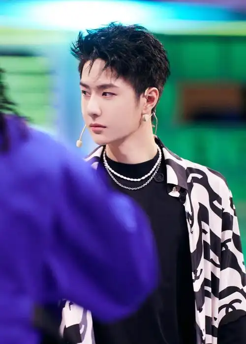 王一博《这就是街舞4》壁纸,一出场就好有气势爆发力十足!