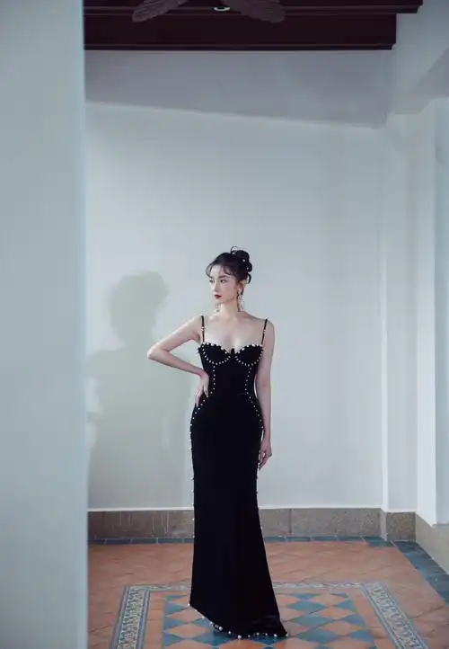 陈小纭吊带低胸装大秀身材肤白貌美气质佳