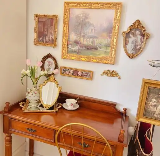 主卧里的复古梳妆台简直是神仙颜值