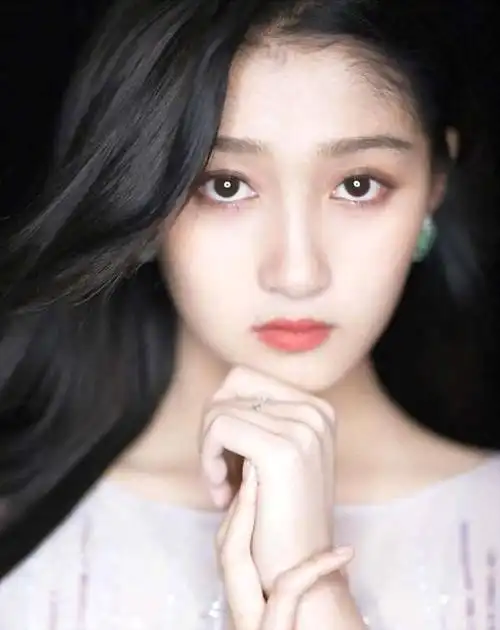 关晓彤与鹿晗公布恋情至今,女方仍被网友吐槽:长得不好看