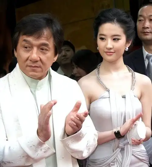 票房高了那功在成龙,票房差了指定要刘亦菲来背锅,明知项目鸡肋,推了