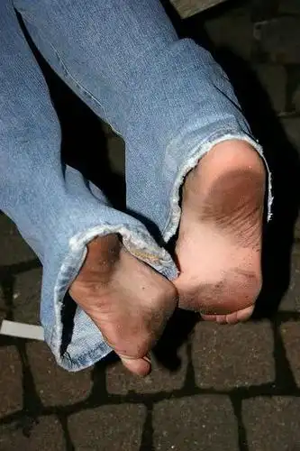 姑娘的光脚脏一点是很性感的-1