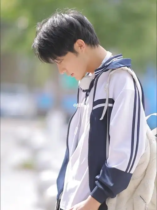 手机花絮分享男生写真校服青春少年感