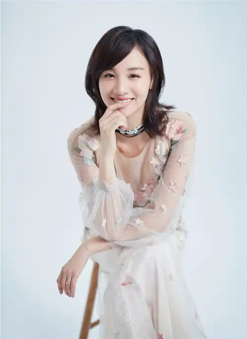 章龄之白纱长裙写真曝光 明眸皓齿仙气十足