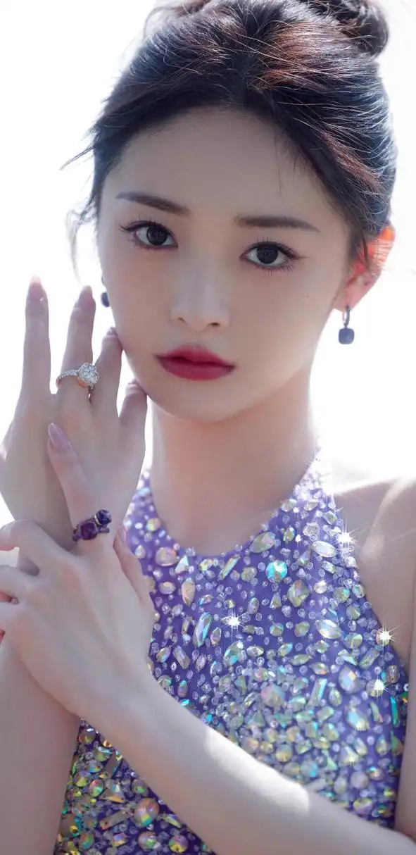 周洁琼紫色亮片长裙晚礼服造型甜美迷人#娱乐大赏# #非常有气质的女