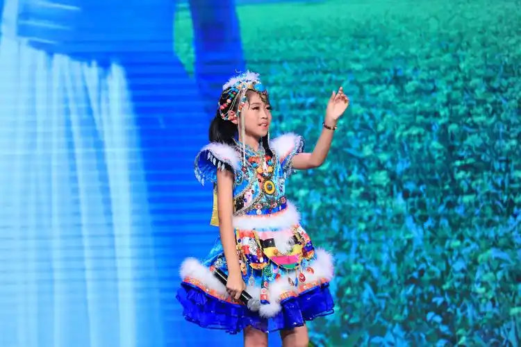 (童星歌手邹遇)童星歌手邹遇是一位漂亮的小姑娘,她这次选定的是一首