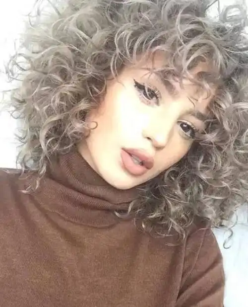 烫卷之后,刚好可以弥补你这方面的问题~中长发这一款爆炸烫发,可以更