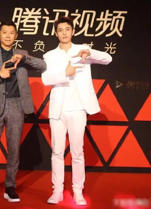 求婚成功的魏晨机场走出霸气步伐,寸头发型超帅,酷到认不出!_网易订阅