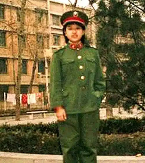 你知道,韩红年轻的时候,她也很漂亮.有很多人说她是校花.