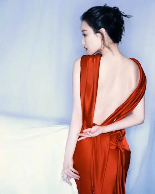 倪妮v今晚电影奇遇夜造型,一身丝缎红裙搭配cindy chao艺术珠宝,荚技