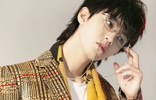 简单帅气王俊凯时尚壁纸_日系风格的王俊凯