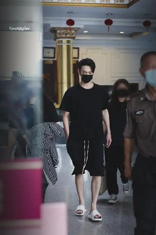 我们许凯的脚脖子手杆子都是细骨伶仃的