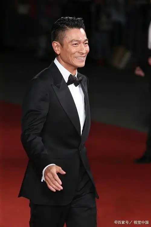 刘德华被粉丝当众告白,暖心回应被赞高情商,粉丝真的是想求婚吗