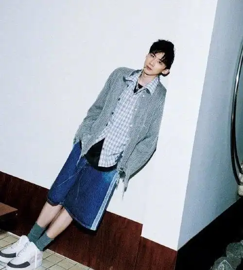 白敬亭咖啡店内,21块钱的饼干值得吗?