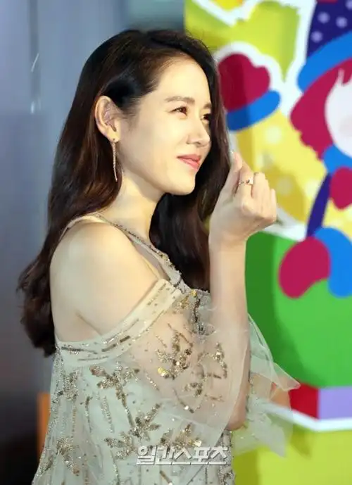 孙艺珍亮相百想红毯 曼妙长裙显身材_新浪图片