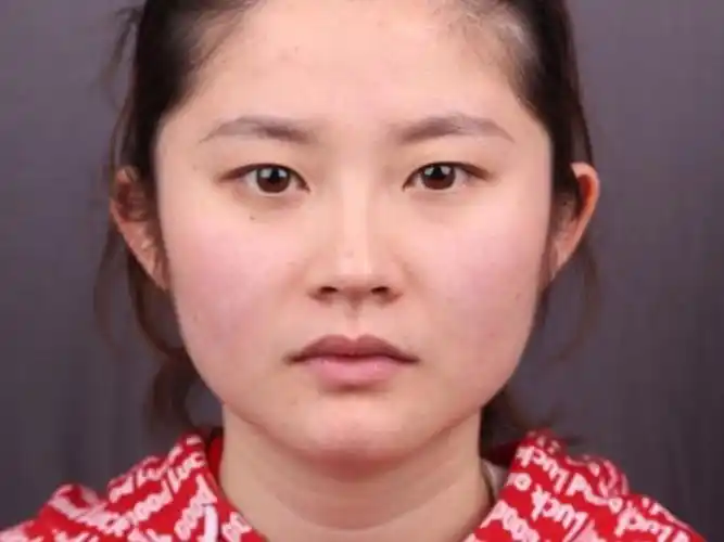 我啊,这张大饼子四方脸从小都不知道被人笑了多少回,毕业找工作那会儿