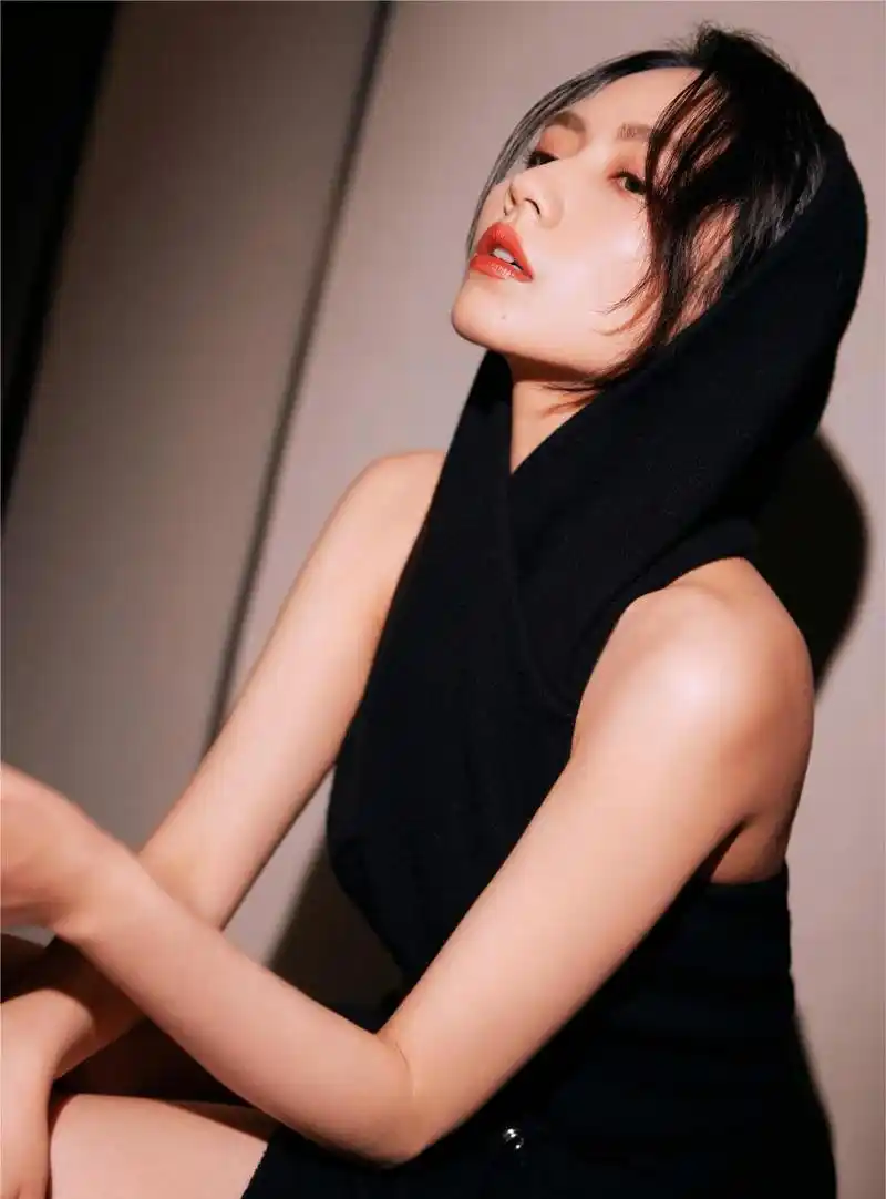 刘惜君身穿黑色长裙,身材高挑,时尚优雅大方[鲜花][鲜花]#气质美女