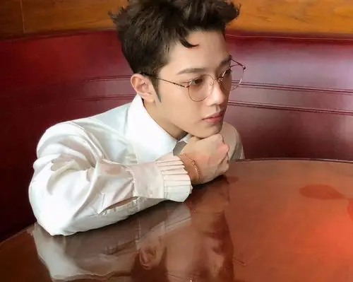 赖冠霖被曝在街边抽烟,抽了一段之后,当街就是一口老痰太不雅观