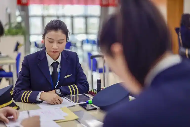 追逐梦想 "80后"空姐变身女飞行员