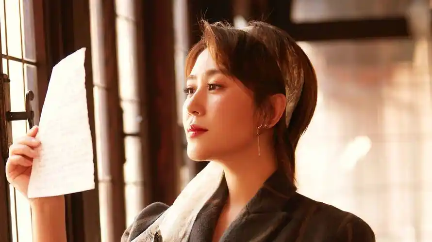 马丽成首位200亿票房女演员,喜剧女王荣耀背后,争议与期待并存