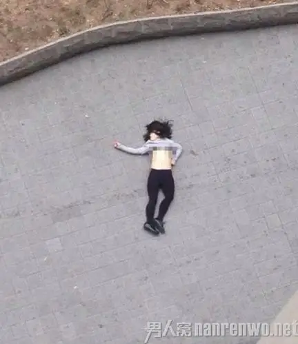 soho现代城一妙龄女跳楼轻身 尸体都摔烂了
