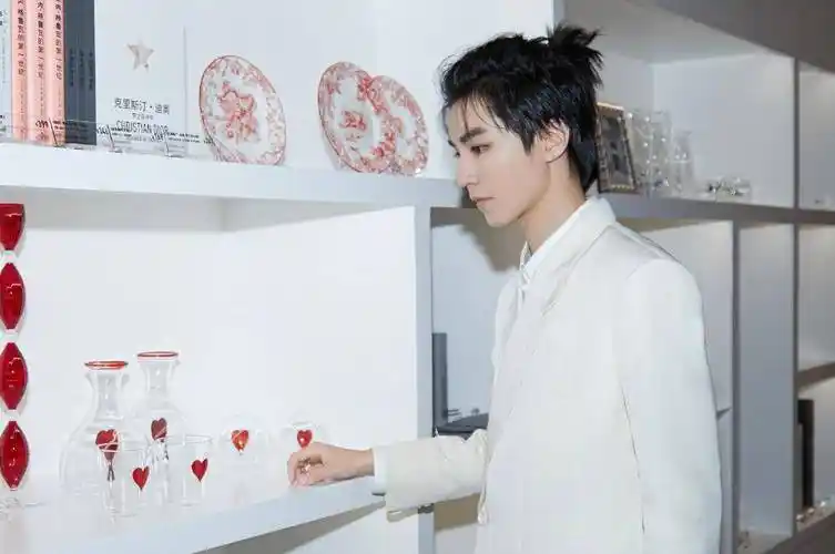 王俊凯穿复古单扣西装扎小辫,走时尚风又有少年感,简直太撩人了_白色