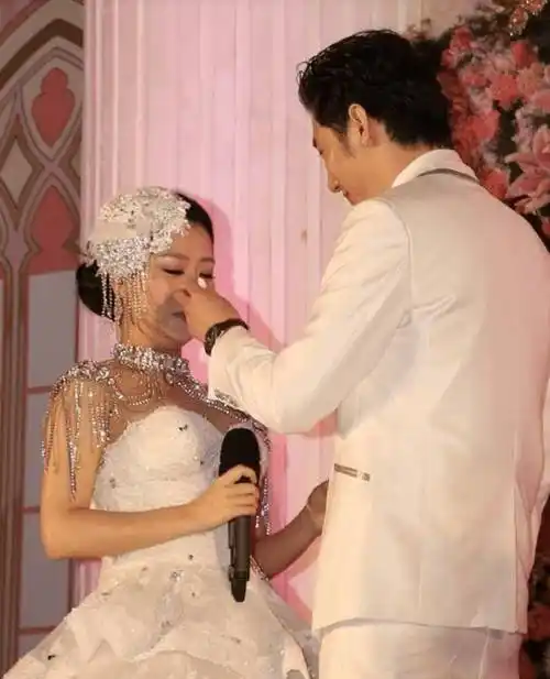 结婚之后,白冰与老公有了一个漂亮可爱的女儿,一家三口看上去其乐融融