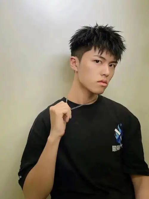 2021流行发型男士发型小哥哥发型