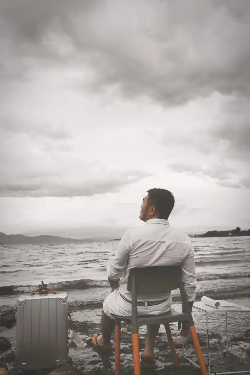 大叔 #摄影 #情感 #背影 生活可以五颜六色,但是不要乱 - 抖音